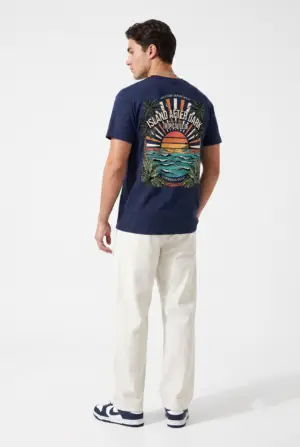 A retro tropical graphic tee built around the Island After Dark mood, with a sunset, ocean waves and palm leaves. Lightweight, unisex and easy to style for relaxed everyday looks.